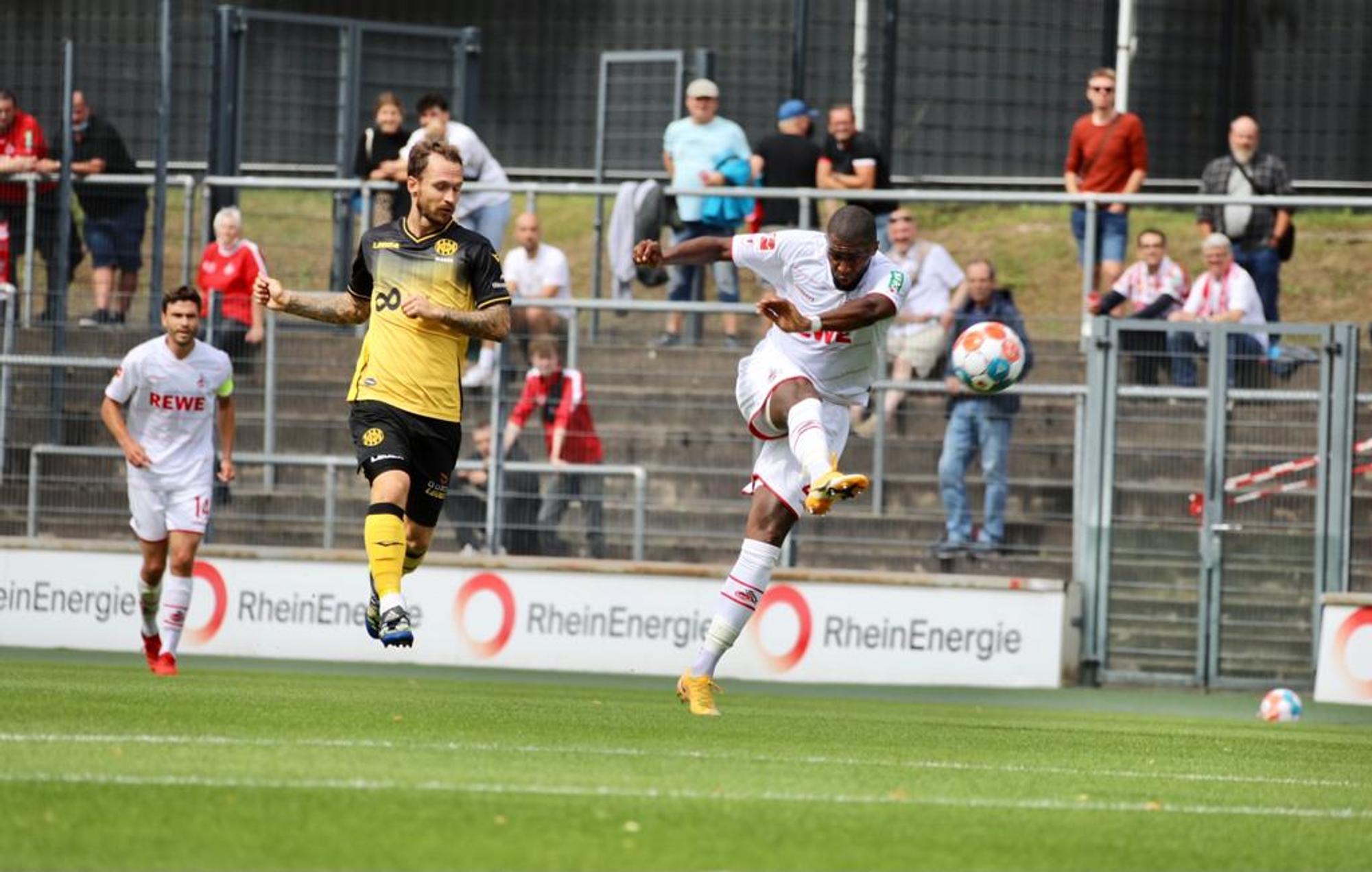 Anthony Modeste (1. FC Köln) zieht gegen Roda Kerkrade volley ab.