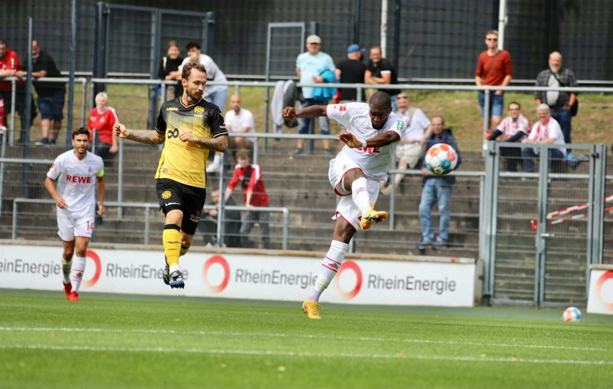 Anthony Modeste (1. FC Köln) zieht gegen Roda Kerkrade volley ab.