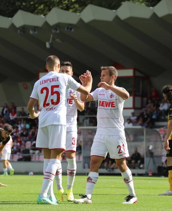 Tim Lemperle (l.), Louis Schaub (r.) und Vorlagengeber Noah Katterbach (M.) bejubeln den späten FC-Ausgleich im Testspiel gegen Roda Kerkrade.