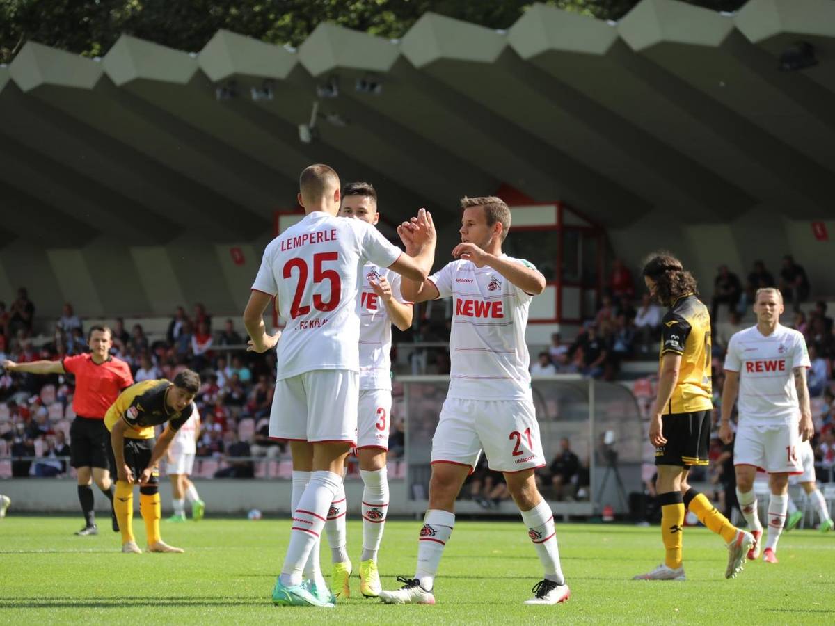Tim Lemperle (l.), Louis Schaub (r.) und Vorlagengeber Noah Katterbach (M.) bejubeln den späten FC-Ausgleich im Testspiel gegen Roda Kerkrade.