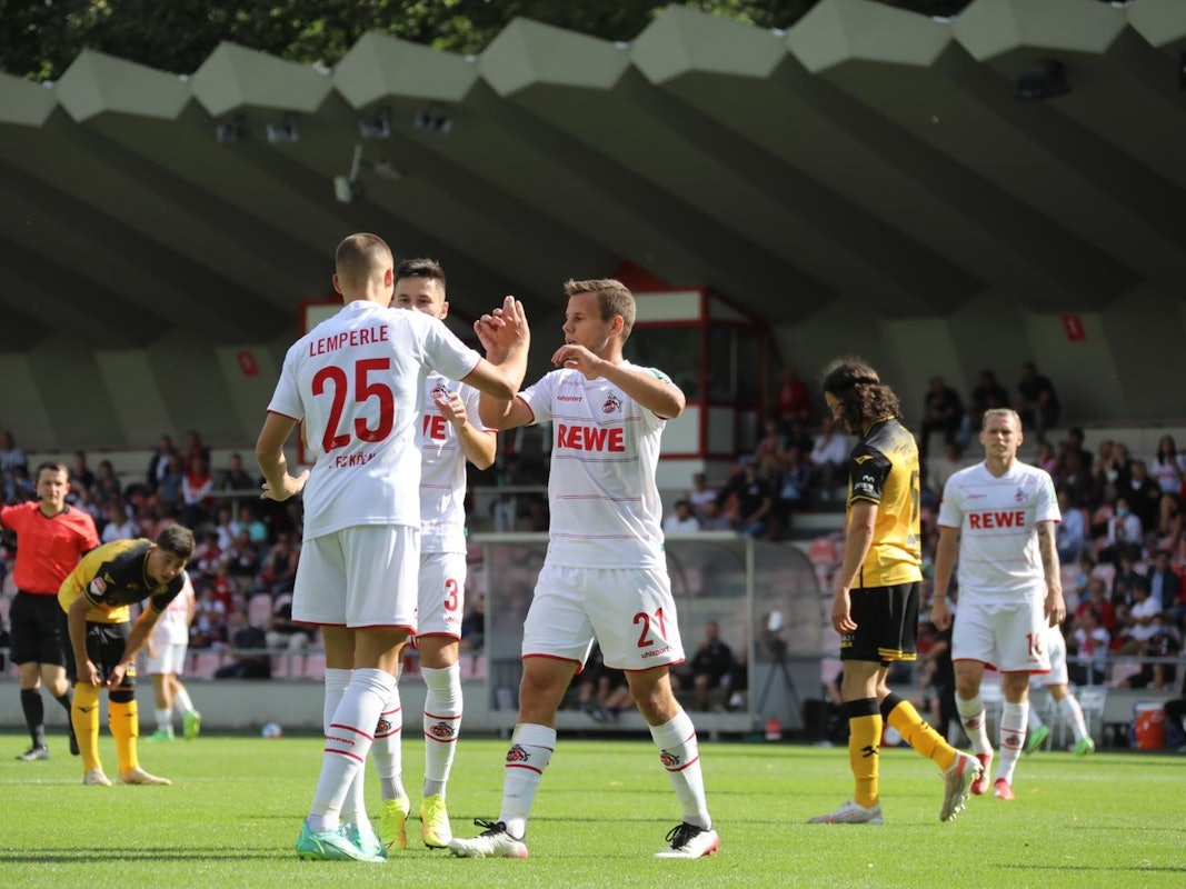 Tim Lemperle (l.), Louis Schaub (r.) und Vorlagengeber Noah Katterbach (M.) bejubeln den späten FC-Ausgleich im Testspiel gegen Roda Kerkrade.