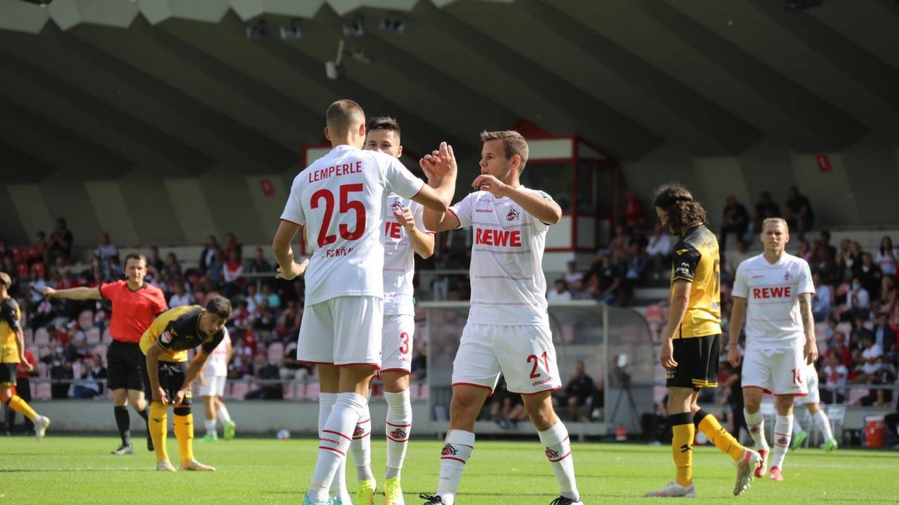 Tim Lemperle (l.), Louis Schaub (r.) und Vorlagengeber Noah Katterbach (M.) bejubeln den späten FC-Ausgleich im Testspiel gegen Roda Kerkrade.