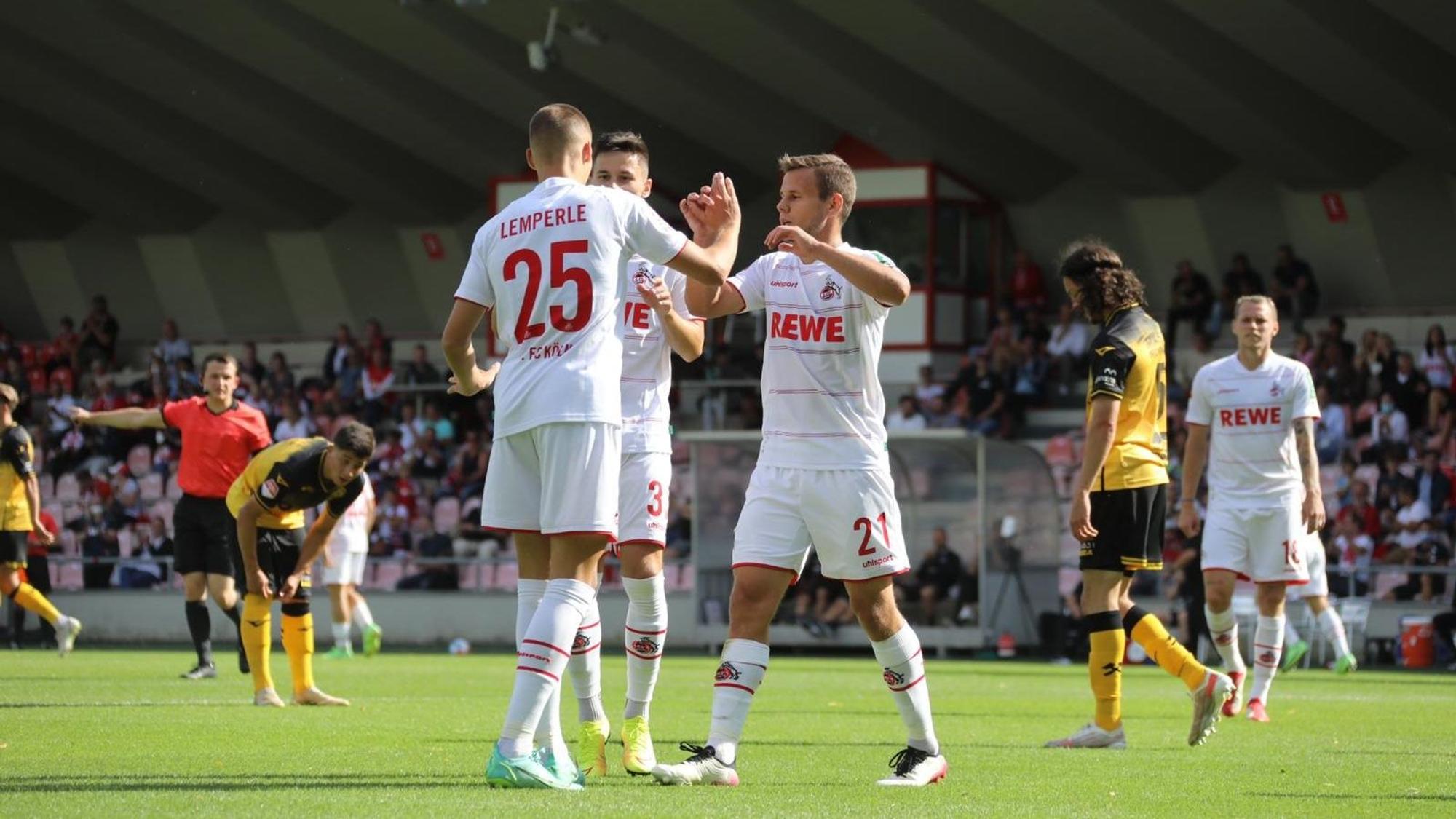 Tim Lemperle (l.), Louis Schaub (r.) und Vorlagengeber Noah Katterbach (M.) bejubeln den späten FC-Ausgleich im Testspiel gegen Roda Kerkrade.