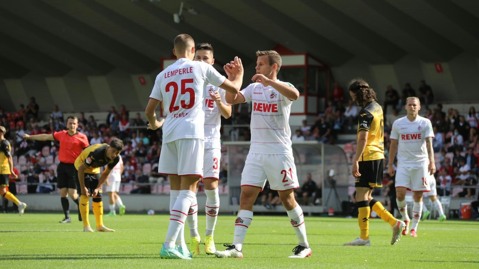 Tim Lemperle bejubelt sein Tor für den 1. FC Köln gemeinsam mit Louis Schaub und Noah Katterbach.