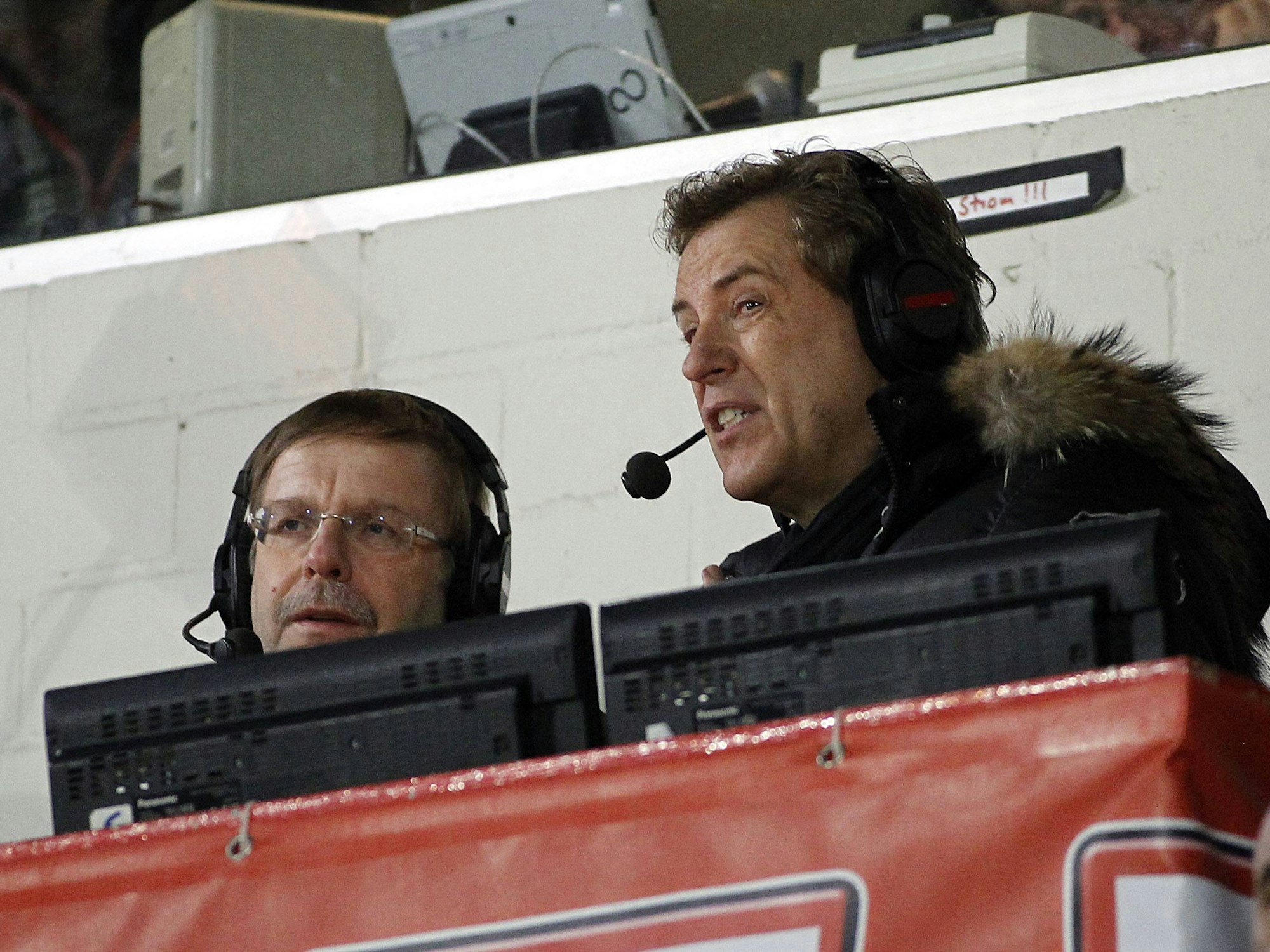Jörg Dahlmann mit Dr. Rainer Koch (l.) in Würzburg auf der Pressetribüne.