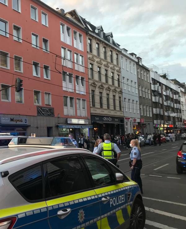 Polizeiautos stehen auf der abgesperrten Zülpicher Straße