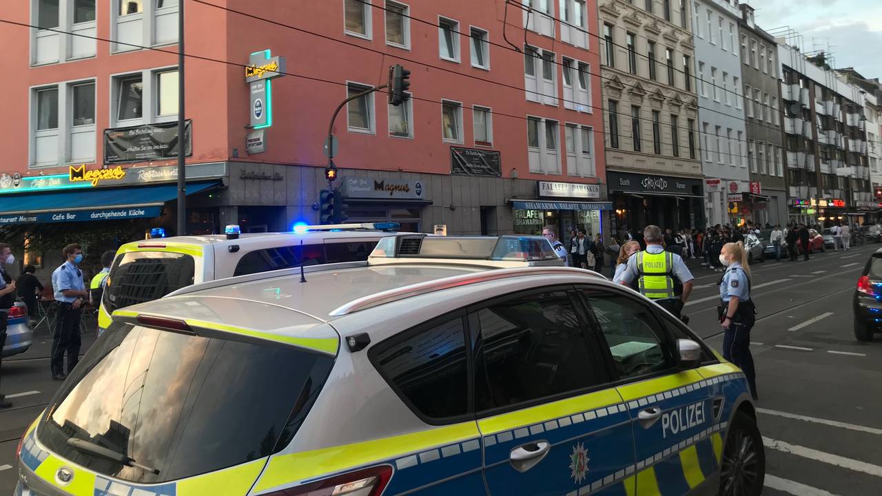 Polizeiautos stehen auf der abgesperrten Zülpicher Straße