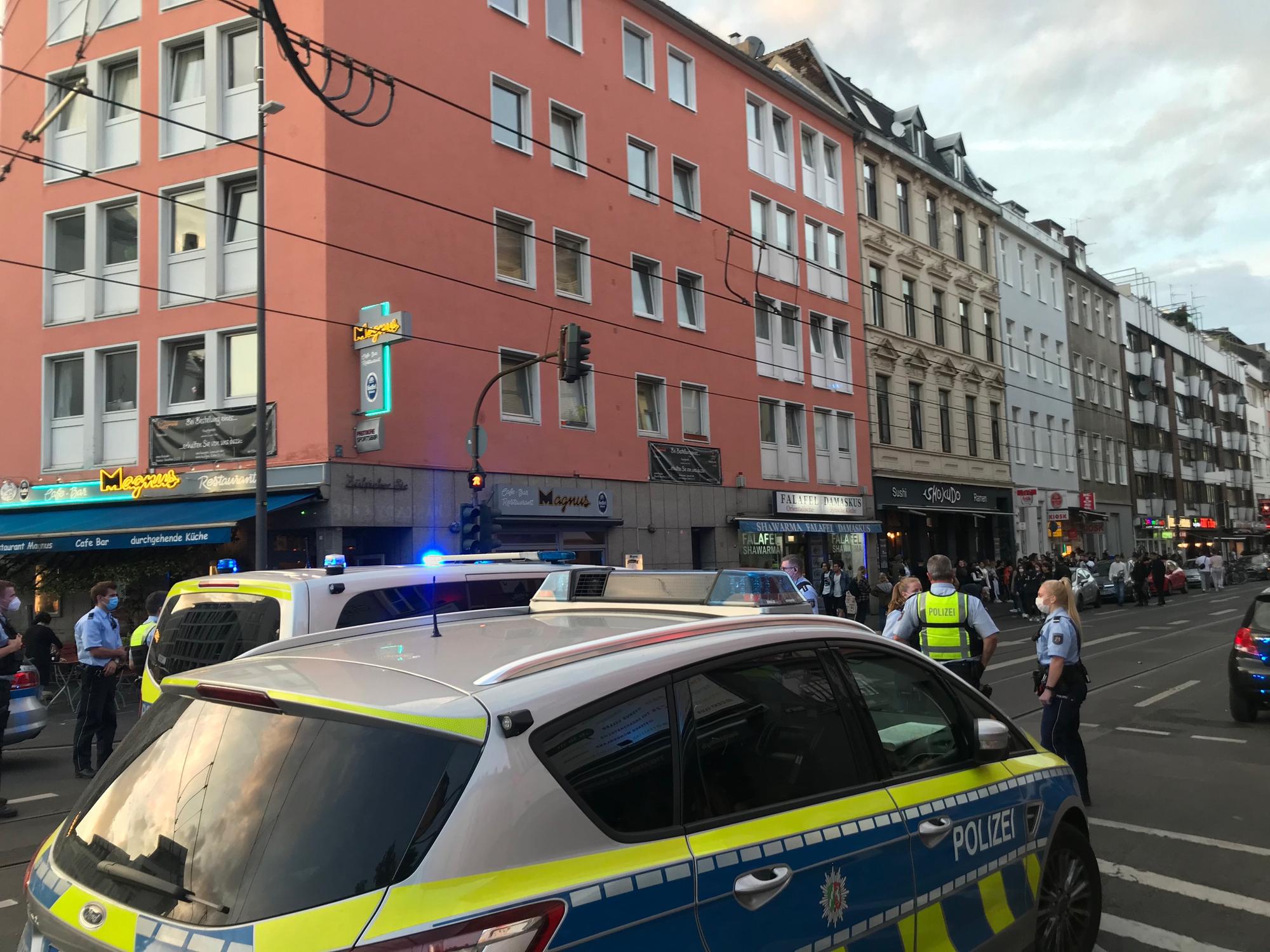 Polizeiwagen stehen auf der Zülpicher Straße.