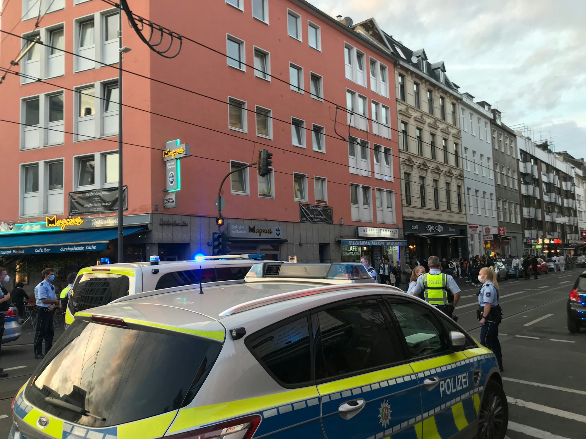 Die Polizei sperrt am Samstagabend (31.07.21) die Zülpicher Straße, damit Freunde und Familie am Tatort trauern können.