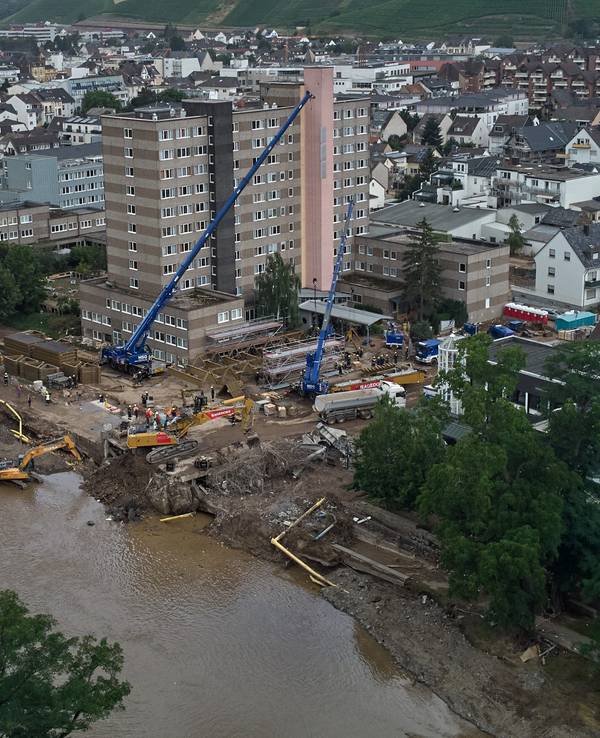 Eine Drohnenaufnahme zeigt, wie das THW am 25. Juli 2021 mit Kränen eine Behelfsbrücke über die Ahr in Bad Neuenahr-Ahrweiler errichtet.