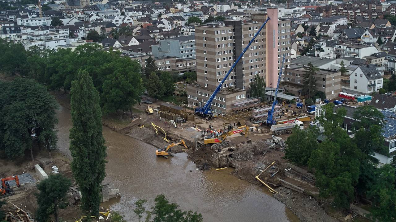 Eine Drohnenaufnahme zeigt, wie das THW am 25. Juli 2021 mit Kränen eine Behelfsbrücke über die Ahr in Bad Neuenahr-Ahrweiler errichtet.