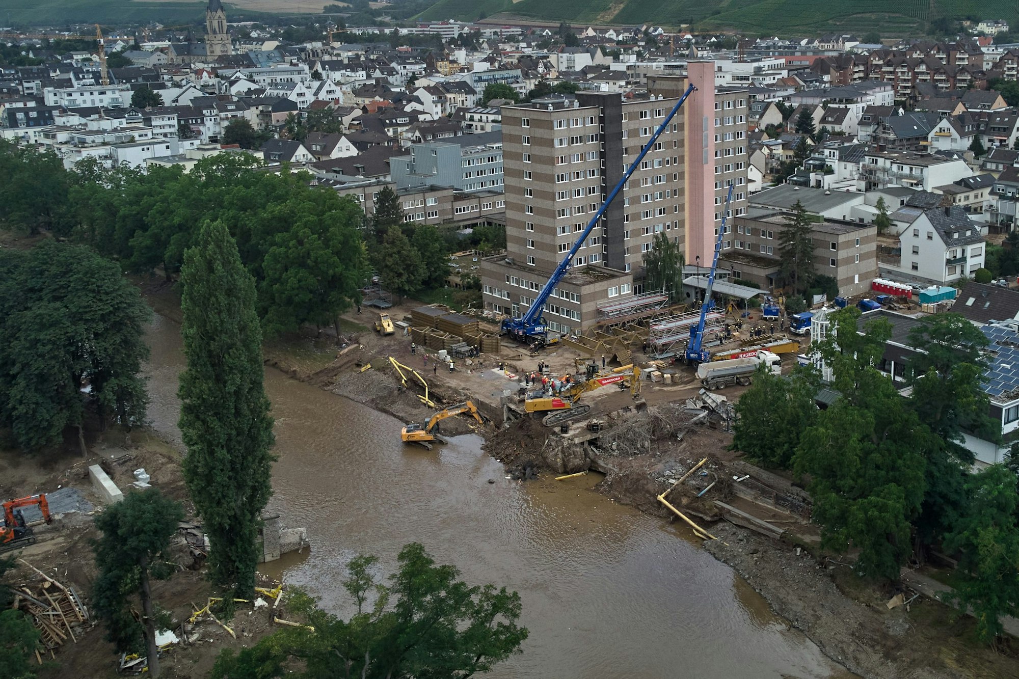 Im durch das Hochwasser stark verwüsteten Ahrtal gehen die Aufräumarbeiten unvermindert weiter.