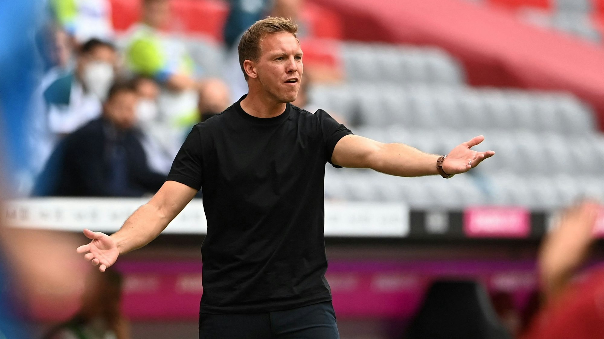 Julian Nagelsmann gestikuliert in der Coachingzone des FC Bayern.
