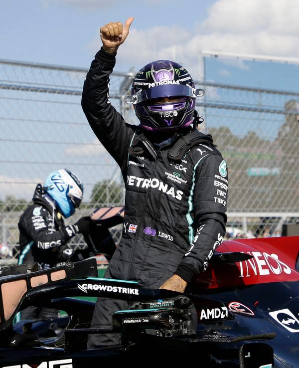 Lewis Hamilton reckt nach seiner Pole Position in Ungarn den Daumen nach oben.