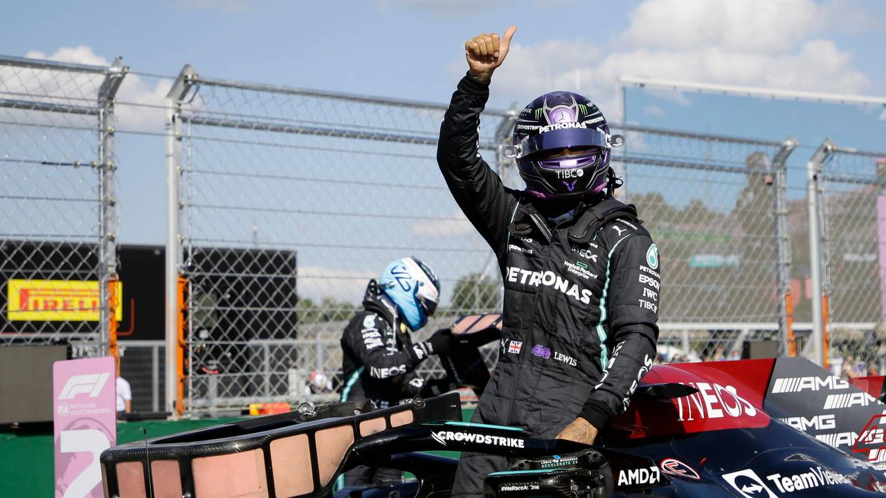 Lewis Hamilton reckt nach seiner Pole Position in Ungarn den Daumen nach oben.