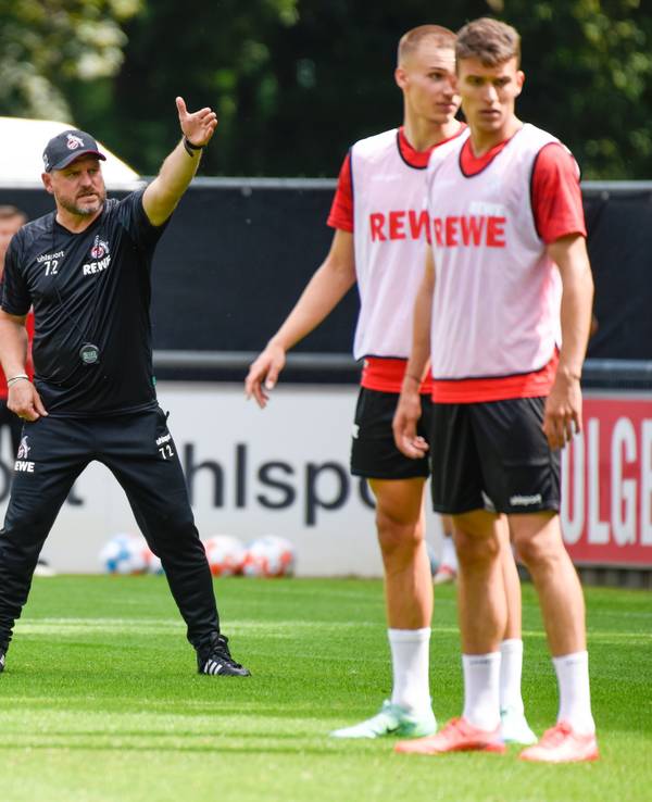 Trainer Steffen Baumgart beim Training des 1.FC Köln vor dem Testspiel gegen Roda Kerkrade. Foto: Uwe Weiser
