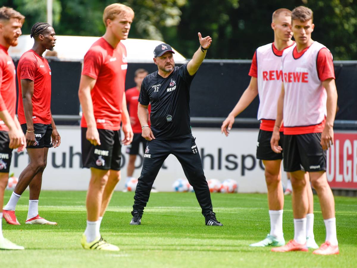 Trainer Steffen Baumgart beim Training des 1.FC Köln vor dem Testspiel gegen Roda Kerkrade. Foto: Uwe Weiser