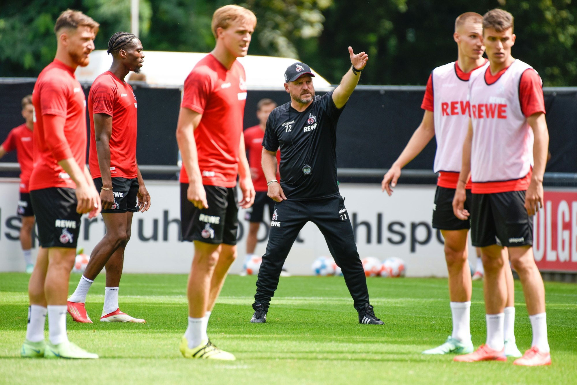 Trainer Steffen Baumgart beim Training des 1.FC Köln vor dem Testspiel gegen Roda Kerkrade. Foto: Uwe Weiser