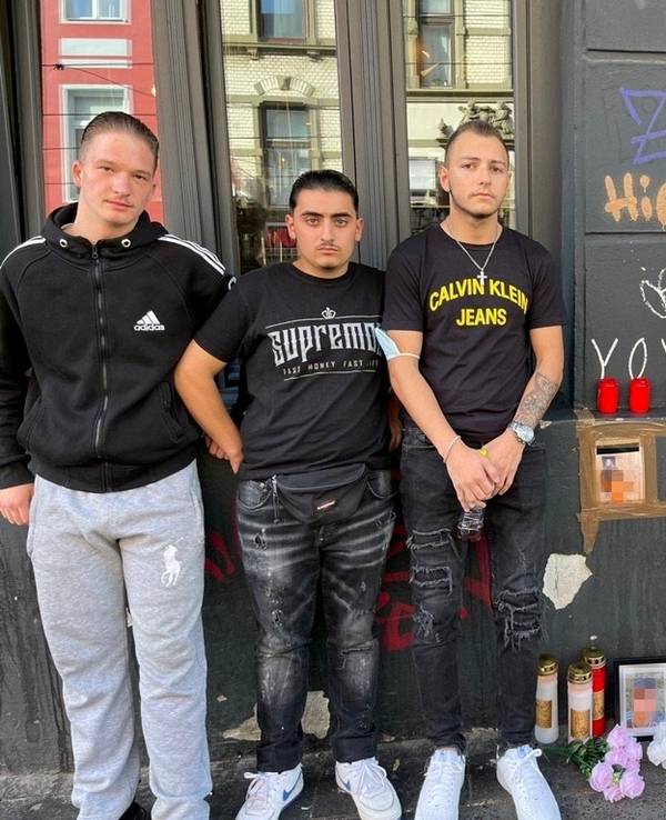 Freunde des Opfers stehen am Tatort auf der Zülpicher Straße