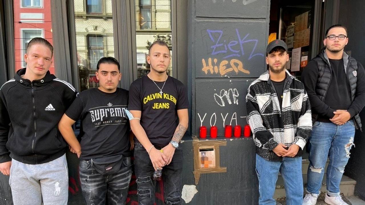 Freunde des Opfers stehen am Tatort auf der Zülpicher Straße