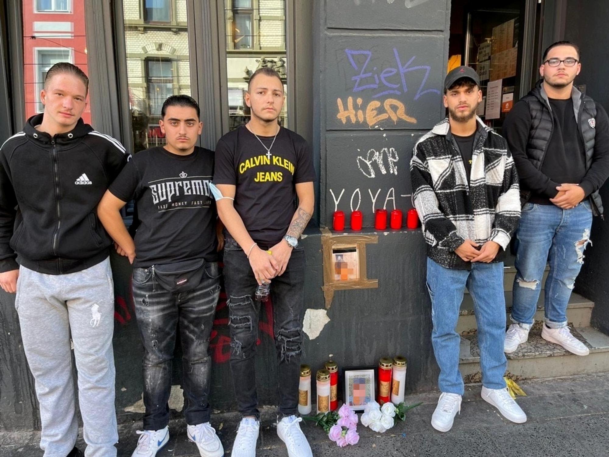 Freunde des Opfers stehen am Tatort auf der Zülpicher Straße