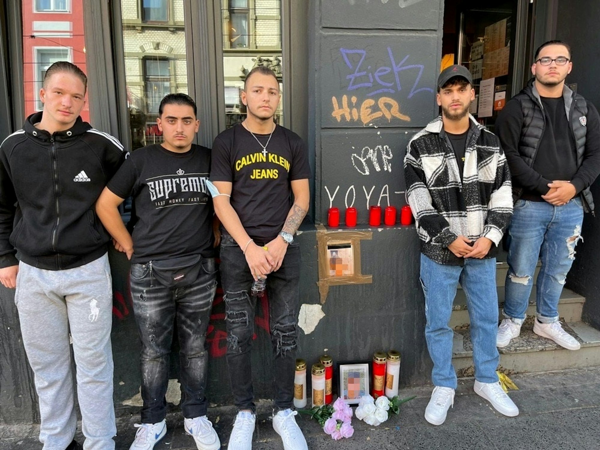 Freunde des Opfers stehen am Tatort auf der Zülpicher Straße
