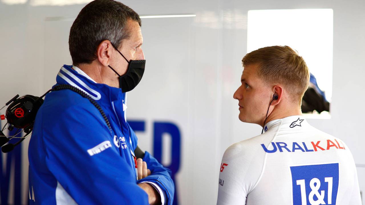 Günther Steiner im Gespräch mit Mick Schumacher beim Großen Preis von Portugal.