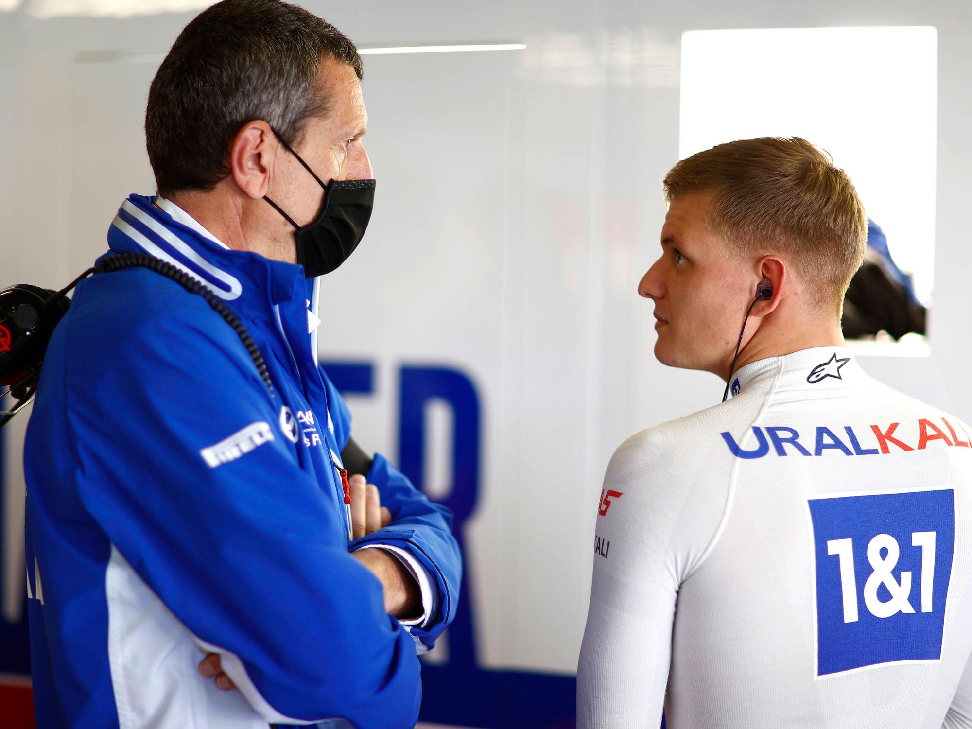 Günther Steiner schaut auf Mick Schumacher.