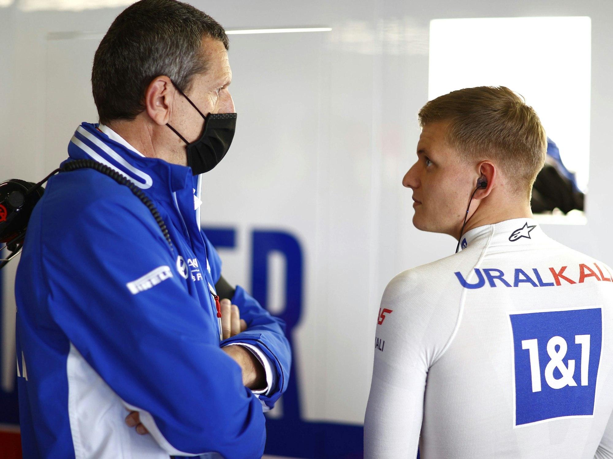 Günther Steiner schaut auf Mick Schumacher.