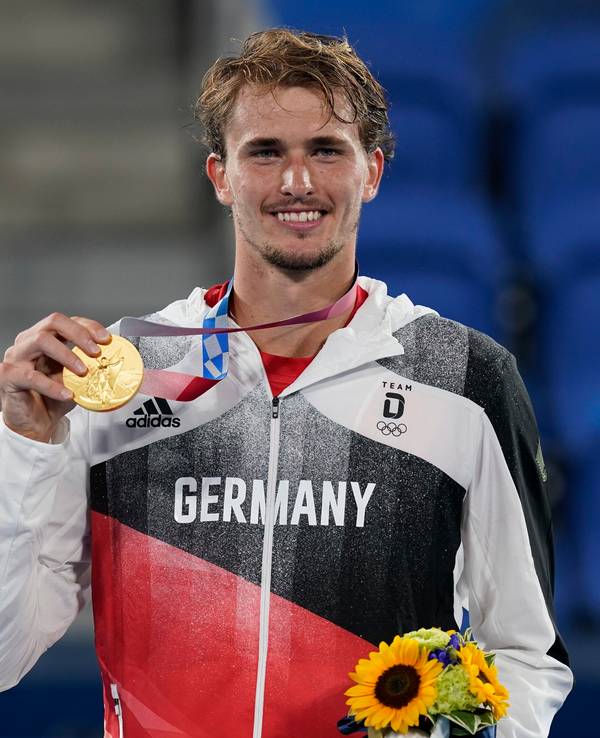 Alexander Zverev hält seine Tennis-Goldmedaille bei der Olympia-Siegerehrung in die Kamera.