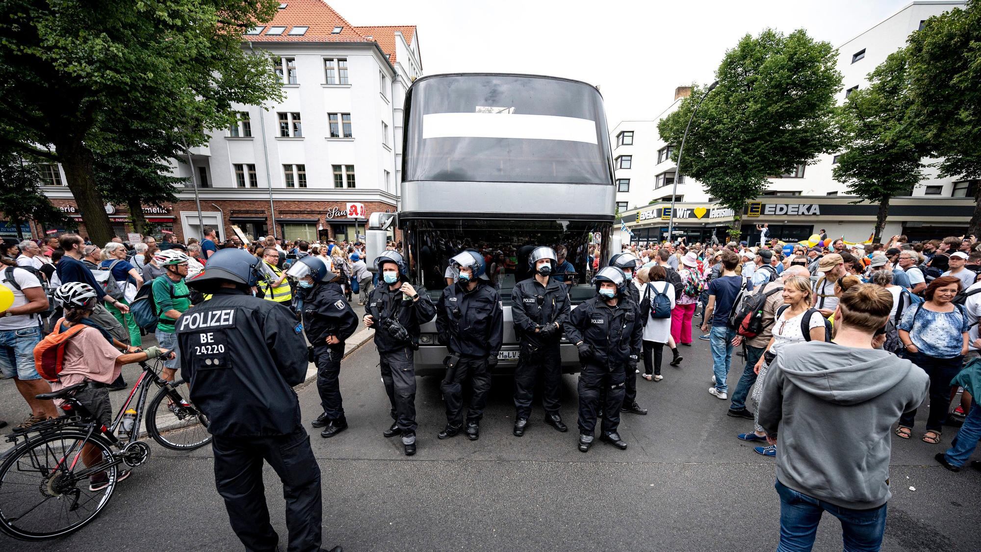 Berlin: Die Polizei musste auf einer Demo gegen die Corona-Maßnahmen trotz Demonstrationsverbot einschreiten.