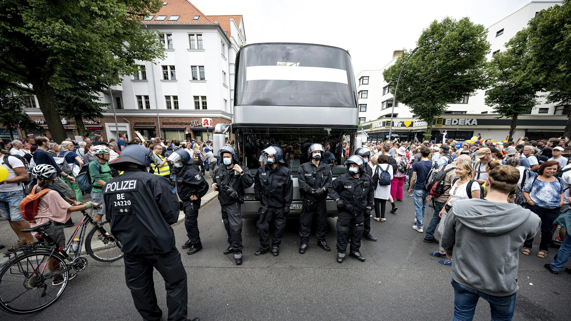 Berlin: Die Polizei musste auf einer Demo gegen die Corona-Maßnahmen trotz Demonstrationsverbot einschreiten.