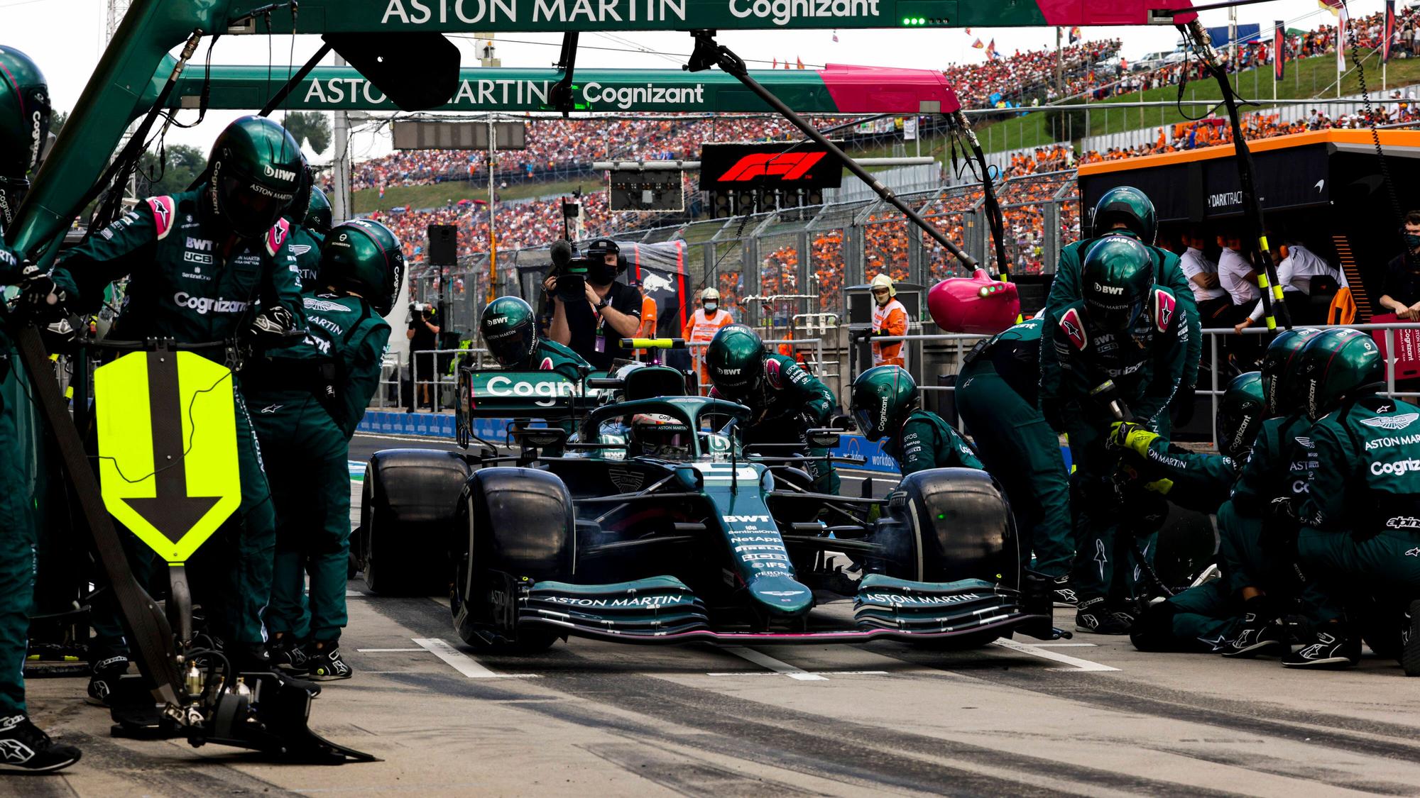 Sebastian Vettel steht in seinem Aston Martin in der Formel 1 in der Box