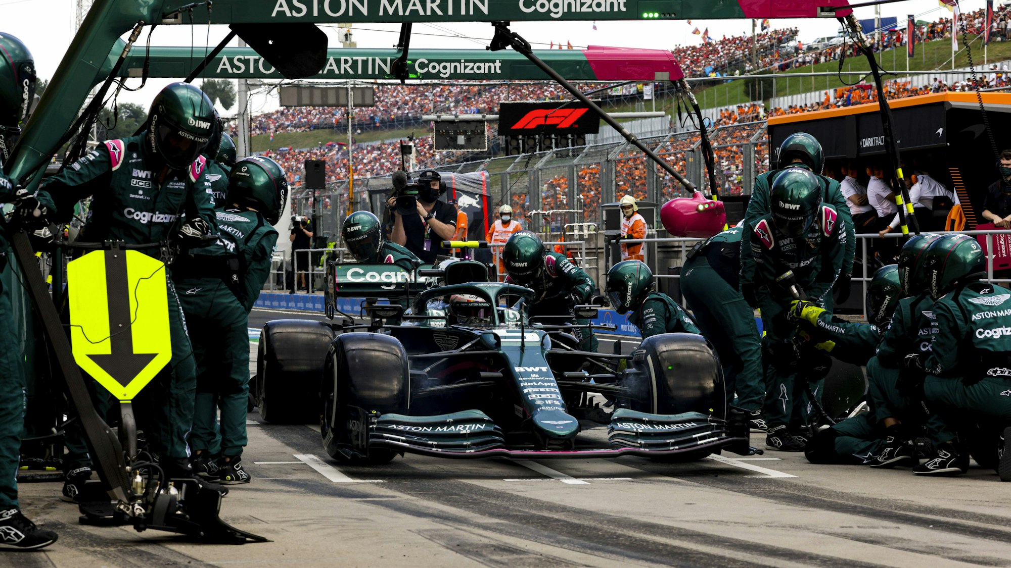 Sebastian Vettel steht in seinem Aston Martin in der Formel 1 in der Box