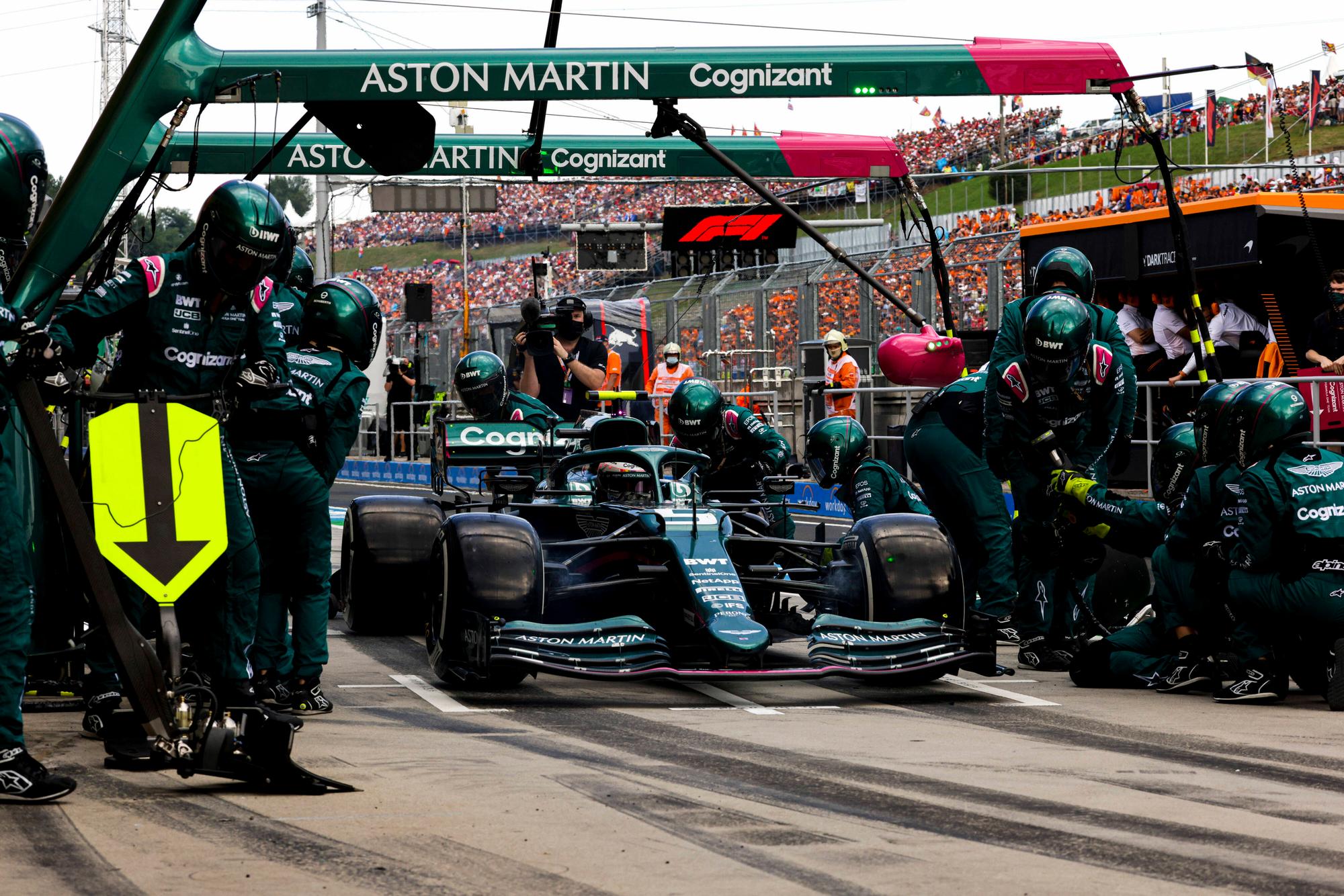Sebastian Vettel steht in seinem Aston Martin in der Formel 1 in der Box