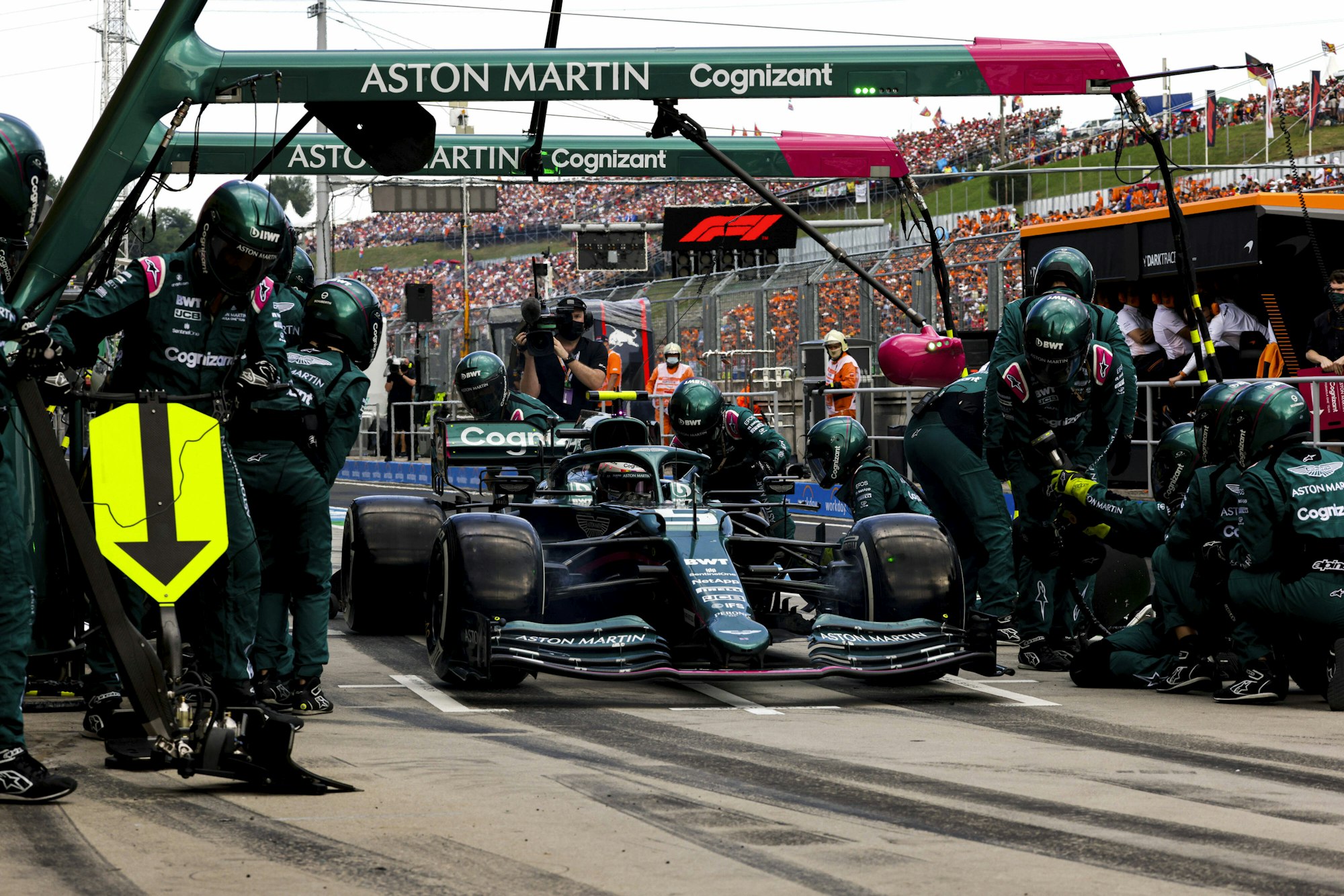 Sebastian Vettel steht in seinem Aston Martin in der Formel 1 in der Box