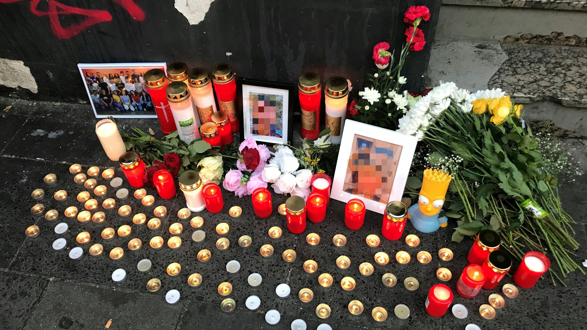 An der Trauerstelle wurden Kerzen und Blumen und Fotos des Opfers niedergelegt.