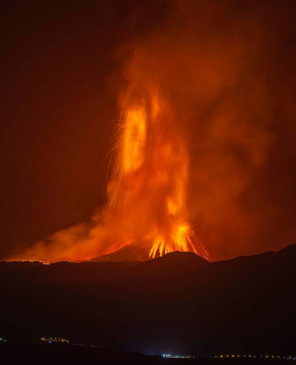 Lava bricht aus einem Krater des Vulkans Ätna, des größten aktiven Vulkans in Europa.