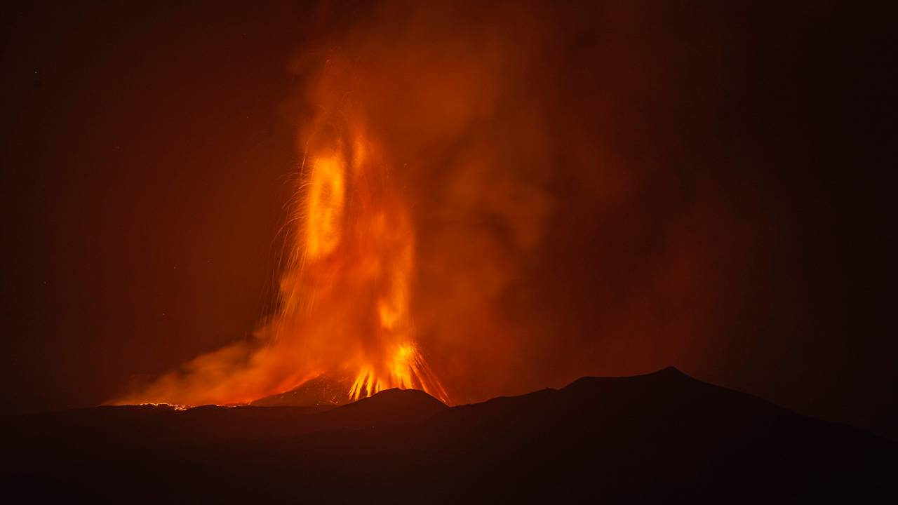 Lava bricht aus einem Krater des Vulkans Ätna, des größten aktiven Vulkans in Europa.