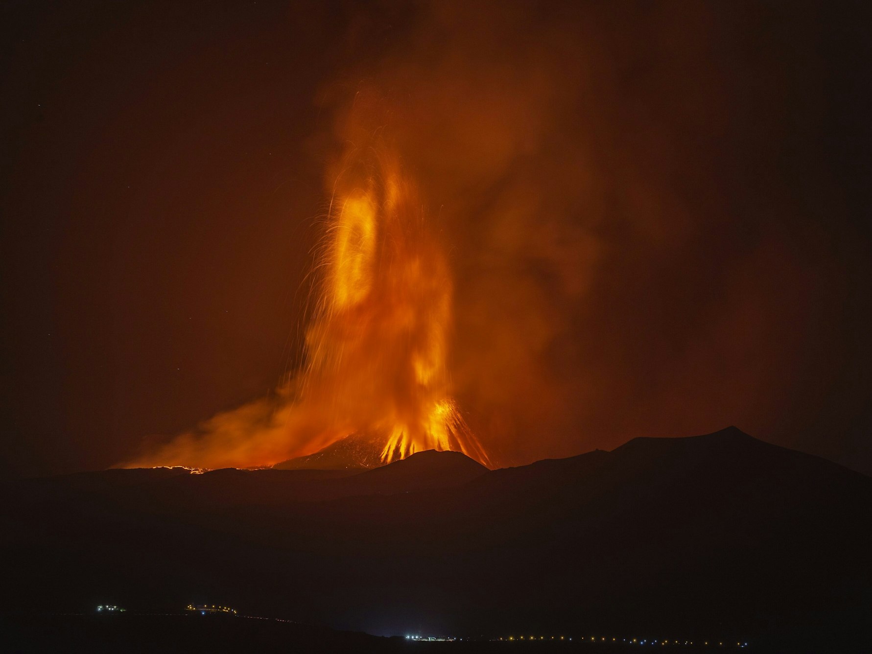 Lava bricht aus einem Krater des Vulkans Ätna, des größten aktiven Vulkans in Europa.