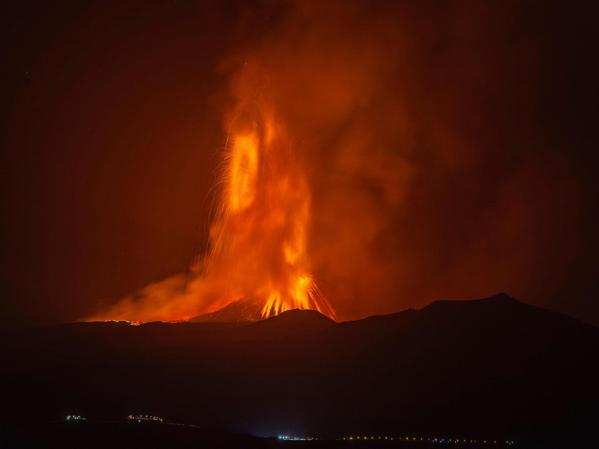 Lava bricht aus einem Krater des Vulkans Ätna, des größten aktiven Vulkans in Europa.