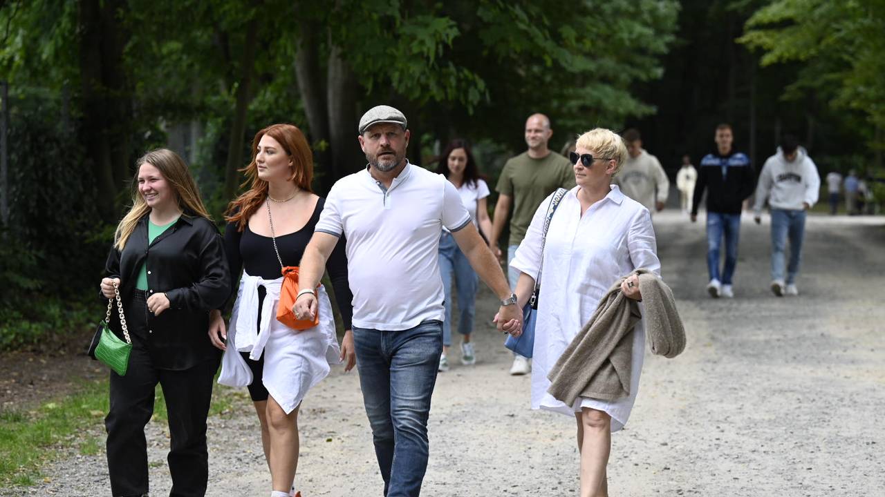 Trainer Steffen Baumgart mit seiner Frau Katja und den Töchter Emilia und Fiona.