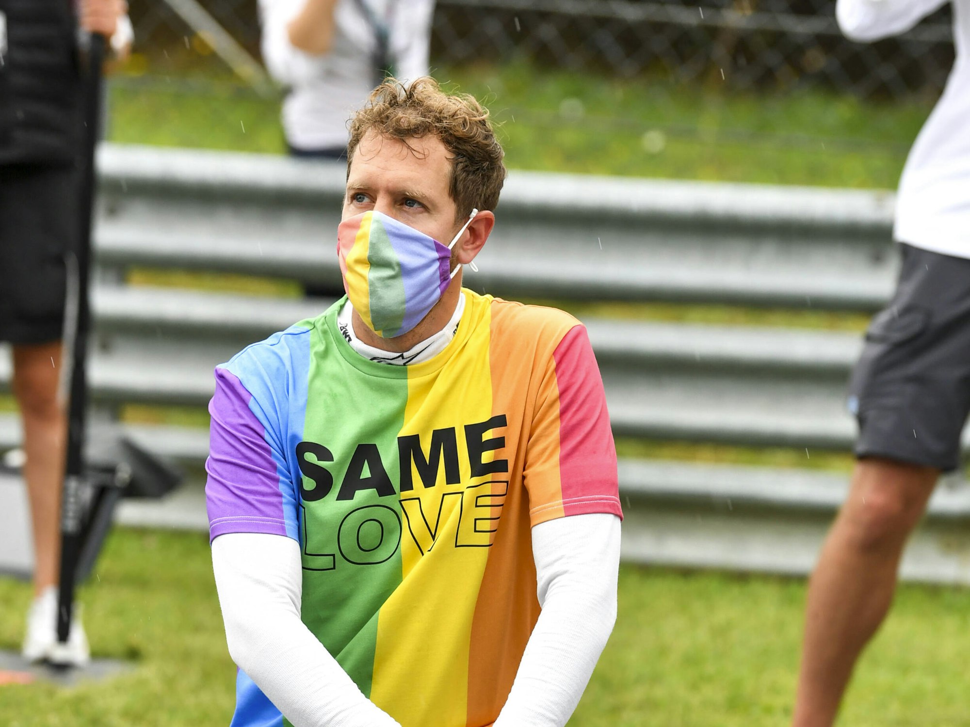 Protest auf dem Hungaroring: Sebastian Vettel im Regenbogen-Shirt.