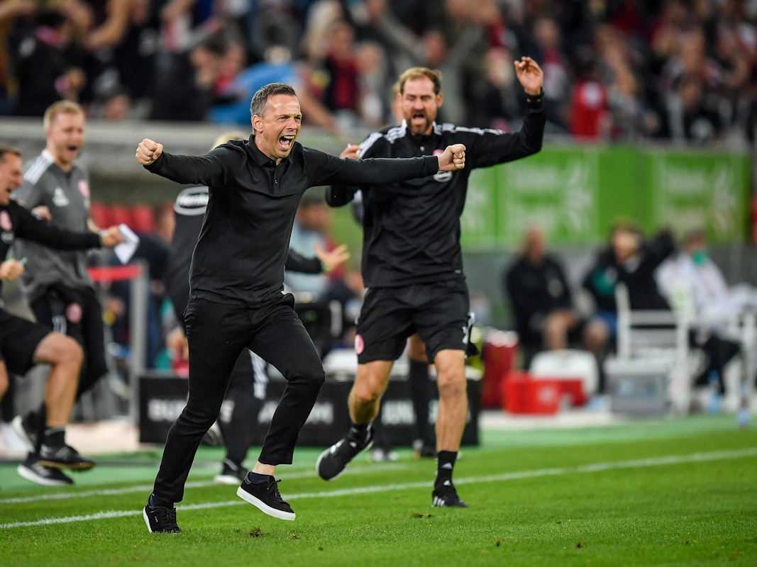 Fortuna Düsseldorf: Trainer Christian Preußer rennt beim Tor zum 2:2 gegen Werder Bremen auf den Rasen.