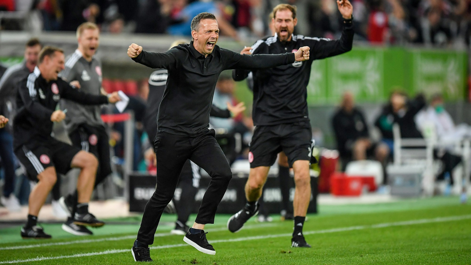 Fortuna Düsseldorf: Trainer Christian Preußer rennt beim Tor zum 2:2 gegen Werder Bremen auf den Rasen.