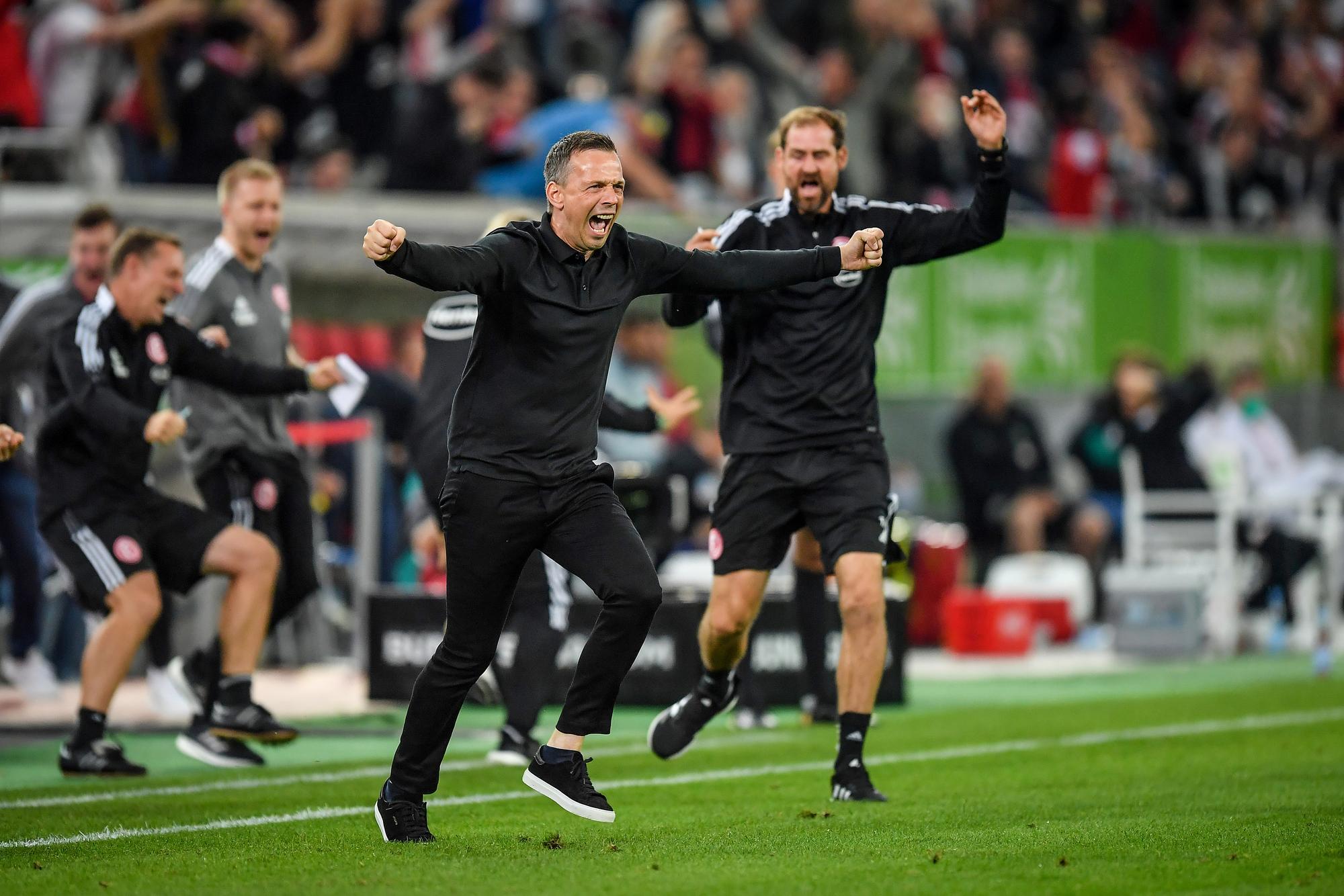 Fussball 2. Bundesliga: Heimspiel von Fortuna Duesseldorf gegen Sv Werder Bremen am 31.07.2021 in der Merkur-Spiel-Arena in Duesseldorf (Nordrhein-Westfalen). Cheftrainer Christian Preußer Jubel . Foto: Frederic Scheidemann
Frederic Scheidemann
Niederkasseler Lohweg 34
40547 Duesseldorf
Mobil: 0173/6454952
E-Mail: info@scheidemann.photos
Web: www.scheidemann.photos
Bankverbindung:
ING DiBa
Inhaber: Frederic Victor Scheidemann
IBan: DE76 5001 0517 5410 6776 45
BIC: INGDDEFF XXX
19% MwSt.
Steuernummer:
103/5194/2489