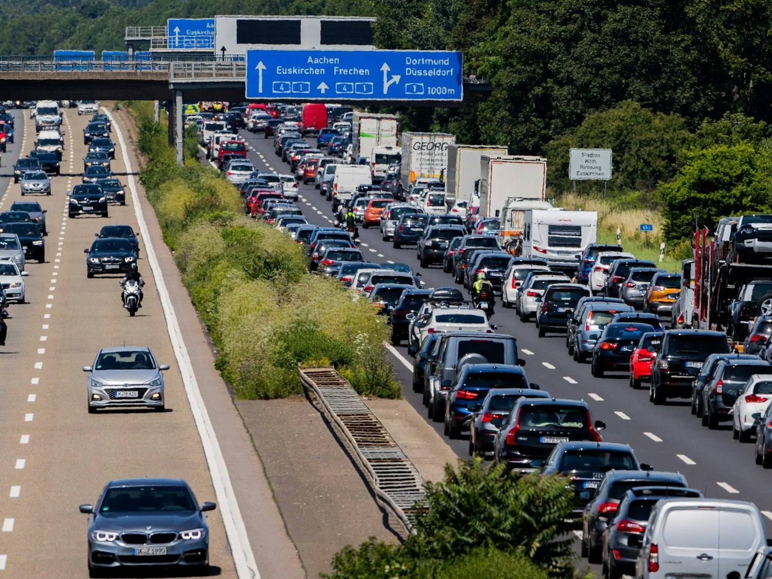 Autos stauen sich auf der Autobahn A4 in Köln.