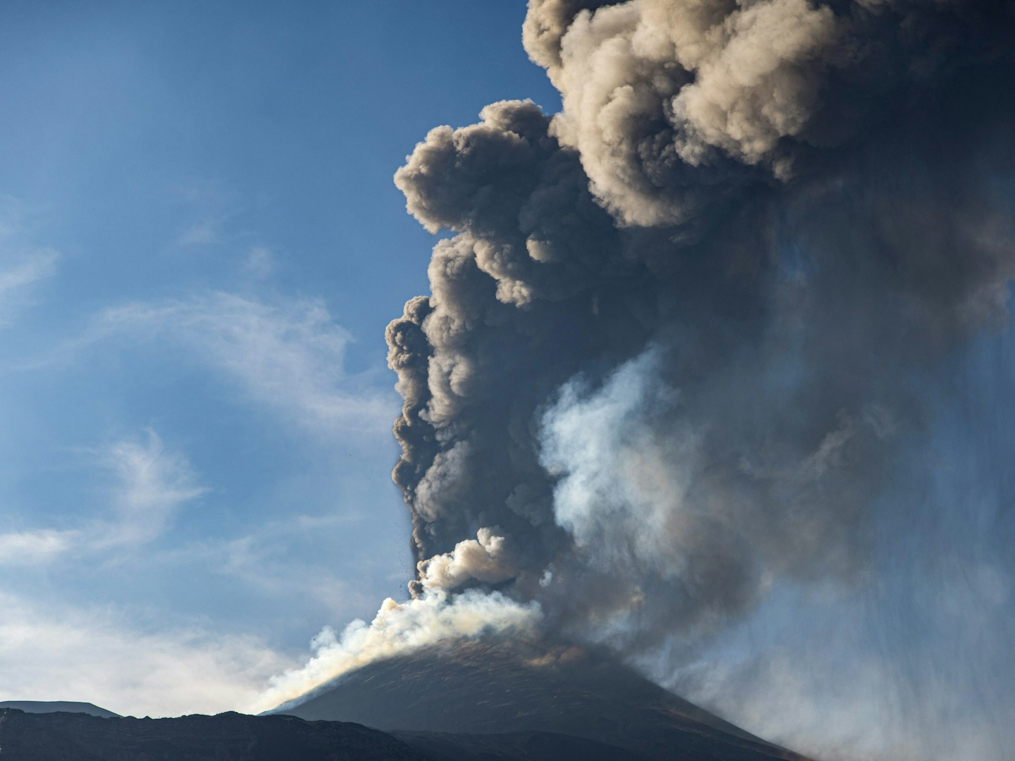 Eine Aschewolke ist während eines Ausbruchs des Ätna, dem größtem aktiven Vulkan in Europa, zu sehen.