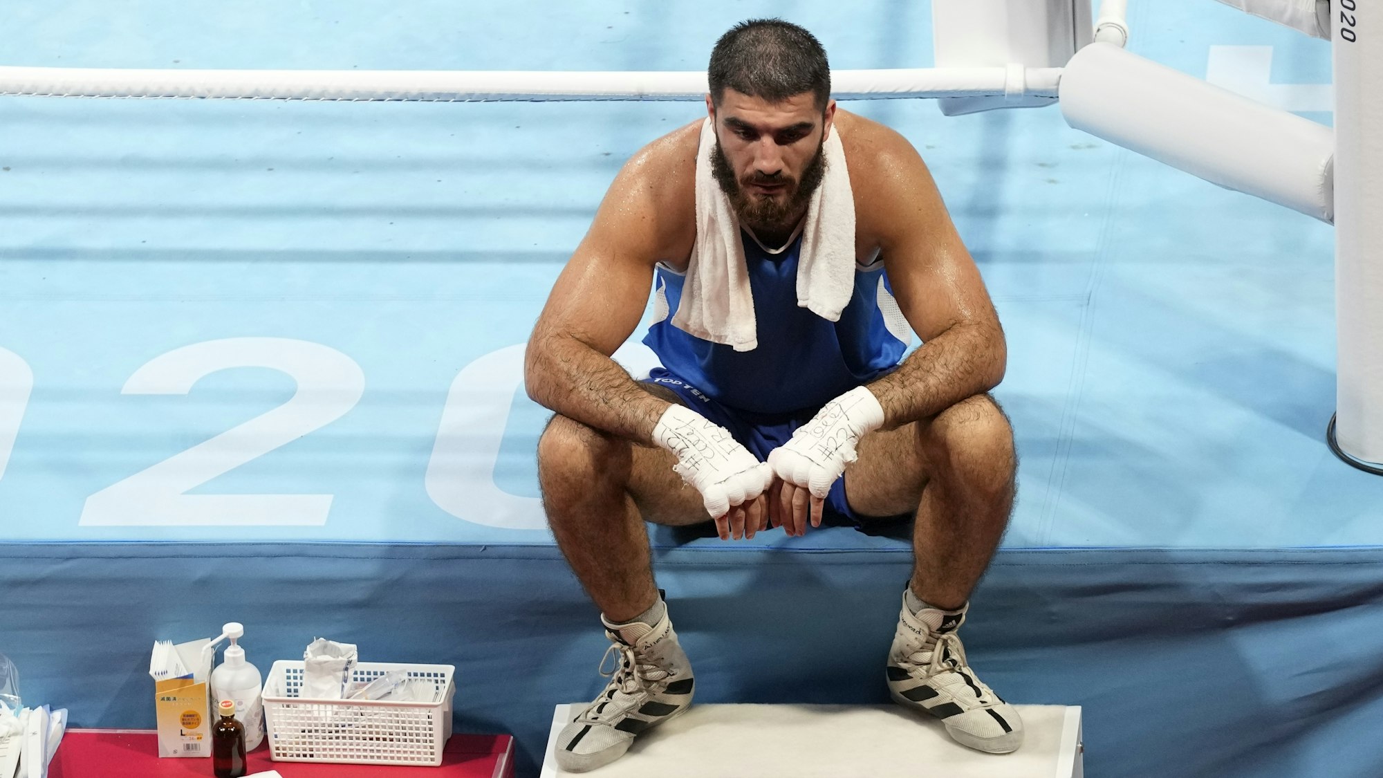 Mourad Aliev aus Frankreich weigert sich, den Ring zu verlassen, nachdem er im Boxkampf gegen den Briten Clarke disqualifiziert wurde.