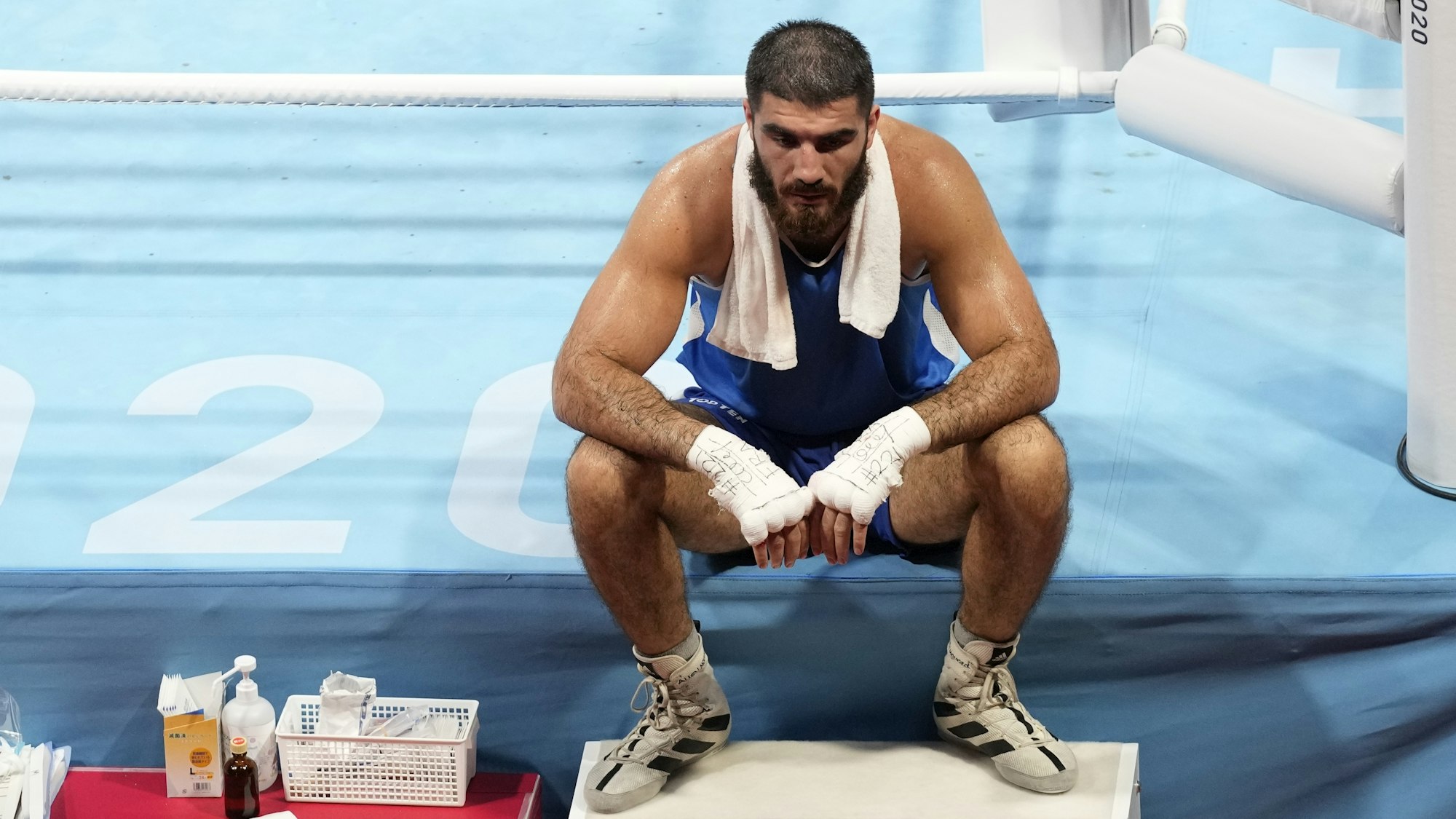 Mourad Aliev aus Frankreich weigert sich, den Ring zu verlassen, nachdem er im Boxkampf gegen den Briten Clarke disqualifiziert wurde.